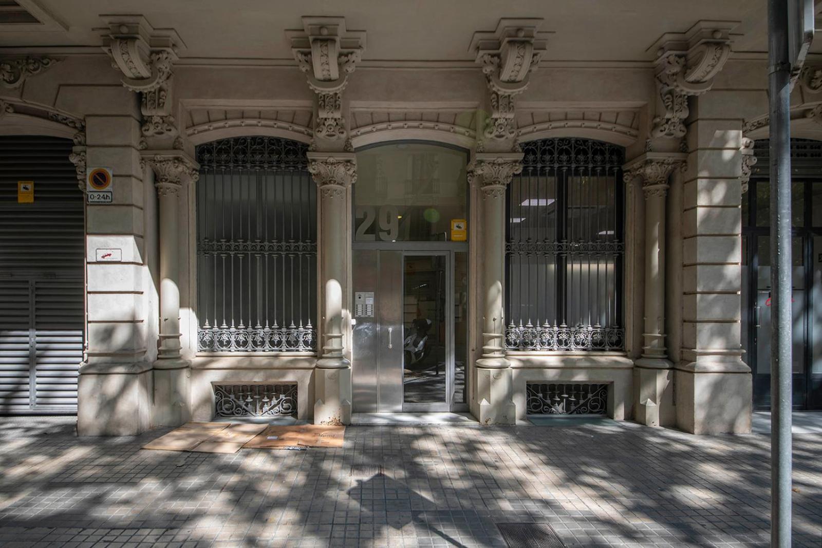 Three-Bedroom Apartment with Balcony- Carrer d'Ali Bei